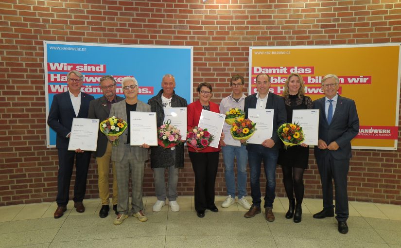 Präsident Hans Hund (r.) und Hauptgeschäftsführer Thomas Banasiewicz (l.) gratulierten den HWK-Jubilaren (v. l.) Dr. Frank Kühn-Gerhard, Jan Eisermann, Uwe Peter, Claudia Spangenberg-Kintrup, Michael Overbeck, Rainer Schulze-Kolthoff und Sandra Mildenberger. (Foto: HWK Münster)