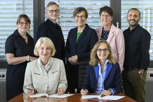Vertragsunterzeichnung: Vordere Reihe (v.l.n.r.): Prof. Dr. Ingeborg Schramm-Wölk (Präsidentin der HSBI), Dipl.-Germ. Petra Pigerl-Radtke (Hauptgeschäftsführerin IHK Ostwestfalen zu Bielefeld); hintere Reihe: Prof. Dr. Anita Eusterbrock (HSBI), Prof. Dr. Hermann Jahnke (Universität Bielefeld, Dipl-Kffr. Ute Horstkötter-Starke (Geschäftsführerin IHK Ostwestfalen zu Bielefeld/IHK-Akademie Ostwestfalen GmbH), Simone Heuwinkel (Akademieleiterin IHK-Akademie Ostwestfalen GmbH), Prof. Dr. Riza Öztürk (Dekan Fachbereich Wirtschaft, HSBI) (Foto: S. Freitag/IHK)