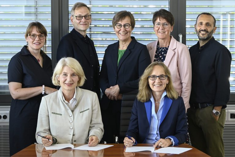 Vertragsunterzeichnung: Vordere Reihe (v.l.n.r.): Prof. Dr. Ingeborg Schramm-Wölk (Präsidentin der HSBI), Dipl.-Germ. Petra Pigerl-Radtke (Hauptgeschäftsführerin IHK Ostwestfalen zu Bielefeld); hintere Reihe: Prof. Dr. Anita Eusterbrock (HSBI), Prof. Dr. Hermann Jahnke (Universität Bielefeld, Dipl-Kffr. Ute Horstkötter-Starke (Geschäftsführerin IHK Ostwestfalen zu Bielefeld/IHK-Akademie Ostwestfalen GmbH), Simone Heuwinkel (Akademieleiterin IHK-Akademie Ostwestfalen GmbH), Prof. Dr. Riza Öztürk (Dekan Fachbereich Wirtschaft, HSBI) (Foto: S. Freitag/IHK)