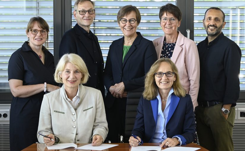 Vertragsunterzeichnung: Vordere Reihe (v.l.n.r.): Prof. Dr. Ingeborg Schramm-Wölk (Präsidentin der HSBI), Dipl.-Germ. Petra Pigerl-Radtke (Hauptgeschäftsführerin IHK Ostwestfalen zu Bielefeld); hintere Reihe: Prof. Dr. Anita Eusterbrock (HSBI), Prof. Dr. Hermann Jahnke (Universität Bielefeld, Dipl-Kffr. Ute Horstkötter-Starke (Geschäftsführerin IHK Ostwestfalen zu Bielefeld/IHK-Akademie Ostwestfalen GmbH), Simone Heuwinkel (Akademieleiterin IHK-Akademie Ostwestfalen GmbH), Prof. Dr. Riza Öztürk (Dekan Fachbereich Wirtschaft, HSBI) (Foto: S. Freitag/IHK)