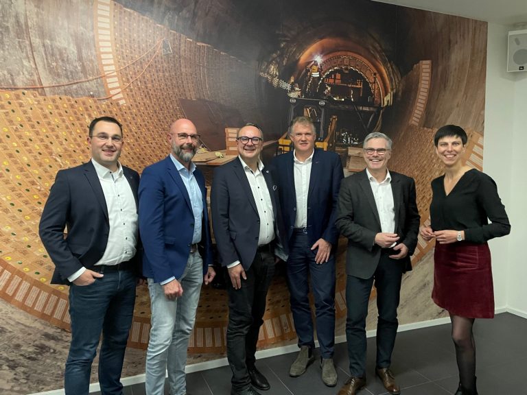 Im Austausch mit den Unternehmerinnen und Unternehmern in Lemgo (v.l.n.r.): Tobias Vietz, Frank Limpke, Markus Baier, Stefan Sasse (Möller Feuerfesttechnik), Stephan Westerdick sowie Moderatorin Jenny Krumov (IHK Lippe) (Foto: M-Group)