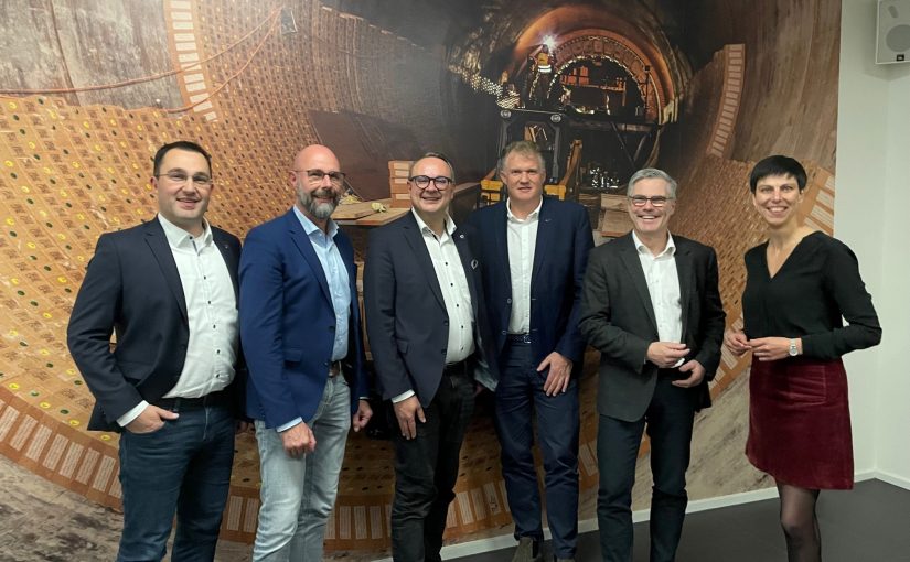 Im Austausch mit den Unternehmerinnen und Unternehmern in Lemgo (v.l.n.r.): Tobias Vietz, Frank Limpke, Markus Baier, Stefan Sasse (Möller Feuerfesttechnik), Stephan Westerdick sowie Moderatorin Jenny Krumov (IHK Lippe) (Foto: M-Group)