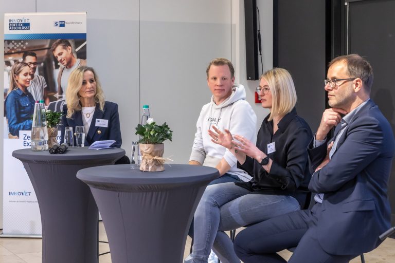Der IHK-Kongress der Ideen wurde moderiert von Ulrike Winzer. Es diskutierten: Christoph Lehrke von Berief Food, Carina Münsterkötter von LMC Caravan und Prof. Dr. Bernd Kriegesmann von der Westfälischen Hochschule (v. l.). (Foto: Witte/IHK Nord Westfalen)