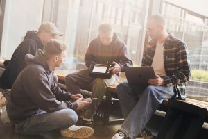 Marcel Stender, Marten Kirchhoff, Cornel Röfe und Simon Danne (v.l.n.r.) studieren Wirtschaftsingenieurwesen an der HSBI und haben sich mit der Challenge von Parker Hannifiin beschäftigt. (Foto: K. Starodubskij/HSBI)