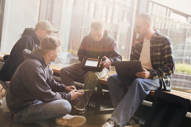 Marcel Stender, Marten Kirchhoff, Cornel Röfe und Simon Danne (v.l.n.r.) studieren Wirtschaftsingenieurwesen an der HSBI und haben sich mit der Challenge von Parker Hannifiin beschäftigt. (Foto: K. Starodubskij/HSBI)