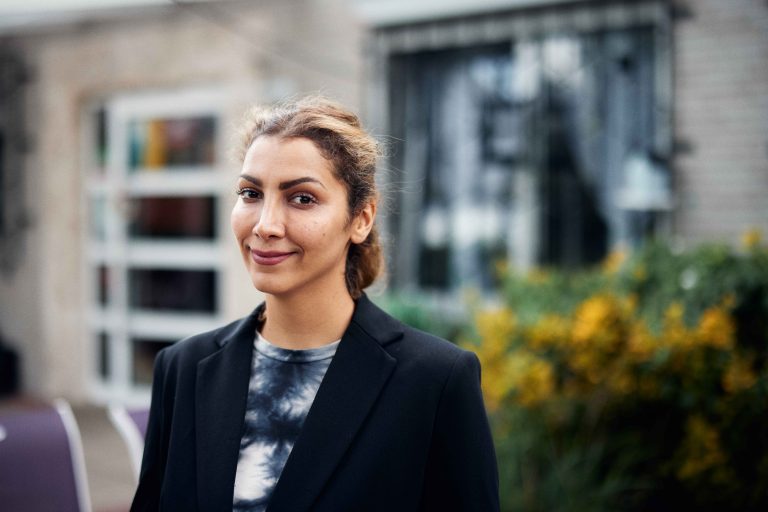 Egal, ob Malerei, Fotografie, Literatur oder Musik: Maja Zakeri bietet mit ihrem Kunstcafé Anar in Dortmund Kunstschaffenden aller Art einen Ort, sich und ihre Werke kostenlos präsentieren zu können. (Foto: P. Pollmeier/HSBI)