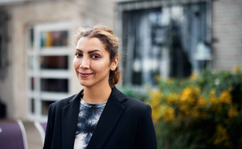 Egal, ob Malerei, Fotografie, Literatur oder Musik: Maja Zakeri bietet mit ihrem Kunstcafé Anar in Dortmund Kunstschaffenden aller Art einen Ort, sich und ihre Werke kostenlos präsentieren zu können. (Foto: P. Pollmeier/HSBI)