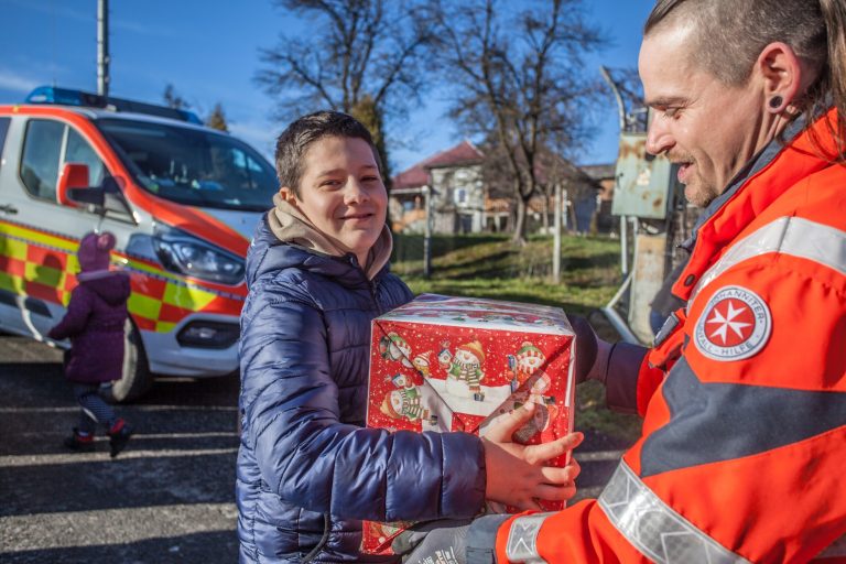 Seit 30 Jahren bringt der Johanniter-Weihnachtstrucker Hilfspakete in die ärmsten Regionen Südosteuropas, um Menschen Freude zu schenken. (Foto: Marcel Kohler)