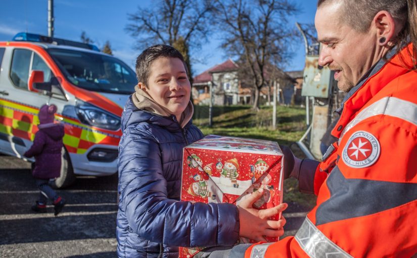 Seit 30 Jahren bringt der Johanniter-Weihnachtstrucker Hilfspakete in die ärmsten Regionen Südosteuropas, um Menschen Freude zu schenken. (Foto: Marcel Kohler)