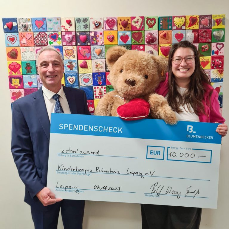 Auf dem Foto sieht man Ralf Herzog (Geschäftsführer Blumenbecker Technik GmbH) und Ulrike Herkner (Geschäftsführerin Kinderhospiz Bärenherz Leipzig e.V.) bei der Spendenübergabe (Foto: Blumenbecker)