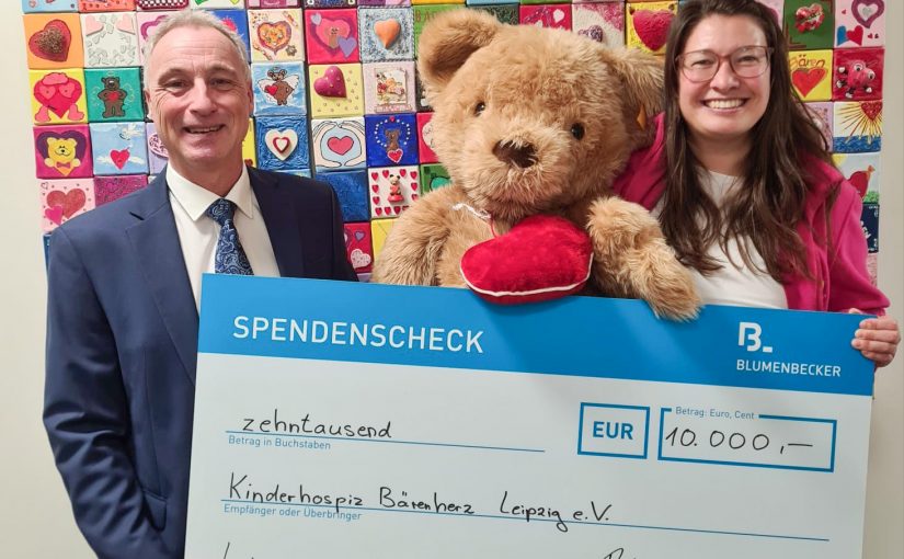 Auf dem Foto sieht man Ralf Herzog (Geschäftsführer Blumenbecker Technik GmbH) und Ulrike Herkner (Geschäftsführerin Kinderhospiz Bärenherz Leipzig e.V.) bei der Spendenübergabe (Foto: Blumenbecker)