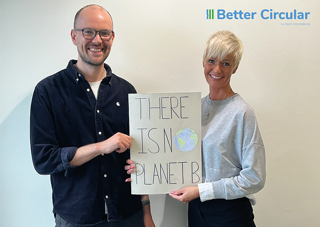 Paul Thaler, Projektleiter Better Circular, und Silvia Jäger, Bereichsleitung Interkontinental bei Koch International, präsentieren mit dem neuen Service Better Circular eine nachhaltige Logistiklösung für klimafreundliche Importe und Exporte. (Foto: Koch International)