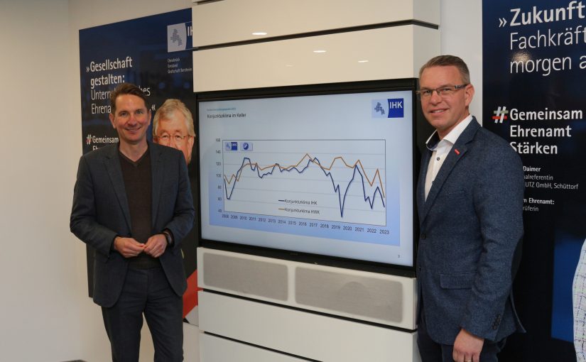 (von links): Stellten die aktuelle konjunkturelle Entwicklung in der Region vor: IHK-Hauptgeschäftsführer Marco Graf und HWK-Hauptgeschäftsführer Sven Ruschhaupt (Bildquelle: IHK)