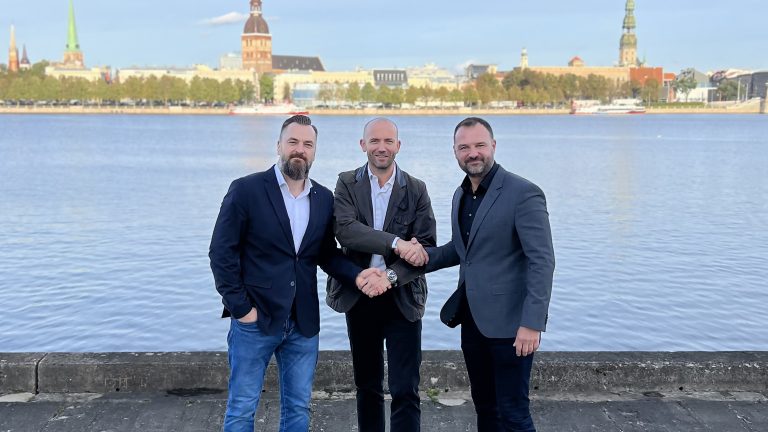 Haralds Treimanis (Head of Road, Hellmann East Europe) – Piotr Zaleski (Regional CEO, Hellmann East Europe) – Kaspars Eihe (Managing Director, Hellmann Latvia) (Foto: Hellmann)