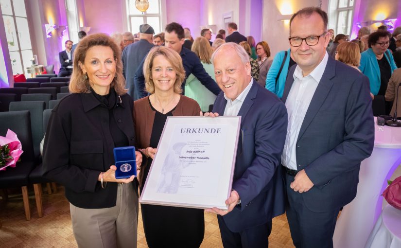 Während der feierlichen Verleihung in der Villa Bozi übergeben Ursula Pasch (2. v. l., Vorsitzende des Verkehrsvereins), Oberbürgermeister Pit Clausen (2. v. r.) und Martin Knabenreich (Geschäftsführer Verkehrsverein) die Leineweber-Medaille und die Urkunde des Verkehrsvereins an die Preisträgerin Anja Böllhoff (l.). (Foto: Bielefeld Marketing/ Sarah Jonek)