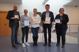 Freuen sich über die Auszeichnung: (v. li.) Marko Schnitker, stellvertretender Geschäftsführer von Lingen Wirtschaft + Tourismus, Natascha Meyer von der Lingen Wirtschaft + Tourismus, Michaela Hermes, Leiterin der Jugendherberge Lingen, Oberbürgermeister Dieter Krone und Martina Alfers von der Emsland Tourismus GmbH (Foto: Stadt Lingen)