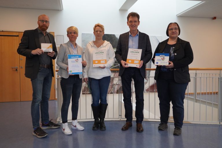 Freuen sich über die Auszeichnung: (v. li.) Marko Schnitker, stellvertretender Geschäftsführer von Lingen Wirtschaft + Tourismus, Natascha Meyer von der Lingen Wirtschaft + Tourismus, Michaela Hermes, Leiterin der Jugendherberge Lingen, Oberbürgermeister Dieter Krone und Martina Alfers von der Emsland Tourismus GmbH (Foto: Stadt Lingen)