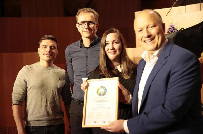 (vlnr): Tobias Wildner und Christian Dietrich, Co-Founder von kuyua, Sarah Brinkmann, Head of Sustainability Strategy Melitta Gruppe, und (tbd). (Foto: Melitta)