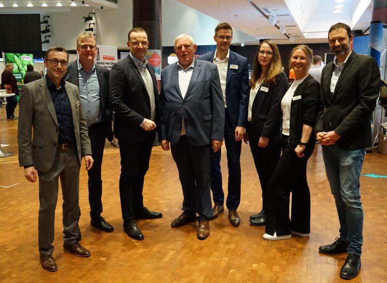 (v.l.): Benedikt Karrasch (Schulleiter Berufskolleg Rheine), Dr. Peter Lüttmann (Bürgermeister Stadt Rheine), Jens Spahn (direkt gewählter Bundestagsabgeordneter für unsere Region sowie stv. Vorsitzender der CDU/CSU-Bundestagsfraktion), Karl Josef Laumann (NRW-Landesminister für Arbeit, Gesundheit und Soziales), Ingo Niehaus (EWG Geschäftsführer), Katrin Meyer (Projektleiterin EWG Rheine), Diana Nordlohe und Thorsten Stracke (Lehrkräfte Berufskolleg Rheine) (Foto: EWG)