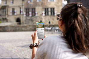 Ob vor Ort, unterwegs oder zu Hause: Die App begleitet Nutzerinnen und Nutzer informativ und unterhaltsam durch die Schlösser- und Burgenregion: Neue App für die Schlösser und Burgen im Münsterland (Foto: Münsterland e.V./Philipp Fölting)