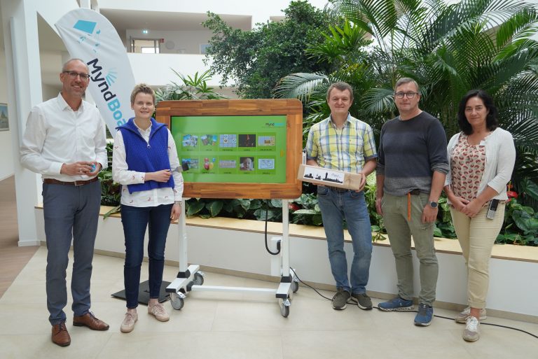 Geschäftsführer Matthias Lohaus, Sandra Prekel von der Wirtschaftsförderung der Stadt Lingen, Entwickler Andrey Danilov, Entwickler und Geschäftsführer Frank Fielers sowie Christa Kotte, Leitung für Soziale Betreuung im Stephanus-Haus in Lingen, präsentieren das MyndBoard im Stephanus-Haus. (Foto: Stadt Linge)