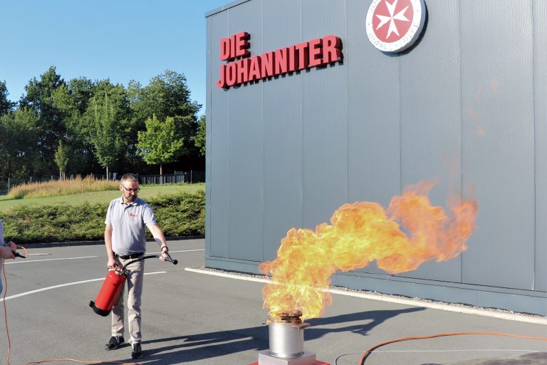 Am 24. November bilden die Johanniter in Blomberg Brandschutzhelfer aus: Björn Jockwig (Ausbildungsleiter der Johanniter Lippe-Höxter) am Brandsimulator. (Foto: Johanniter Lippe-Höxter)