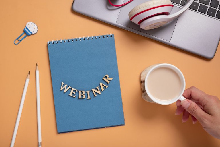 Bequem von zu Hause oder aus dem Büro: Firmen, Personalleiter oder Steuerberater aus Münster und dem Kreis Lippe können sich jetzt mit dem digitalen AOK-Themenspezial ‚Trends und Tipps 2024‘ zu den aktuellen und im neuen Jahr anstehenden Änderungen in der Sozialversicherung informieren. (Foto: AOK/Colourbox/hfr)