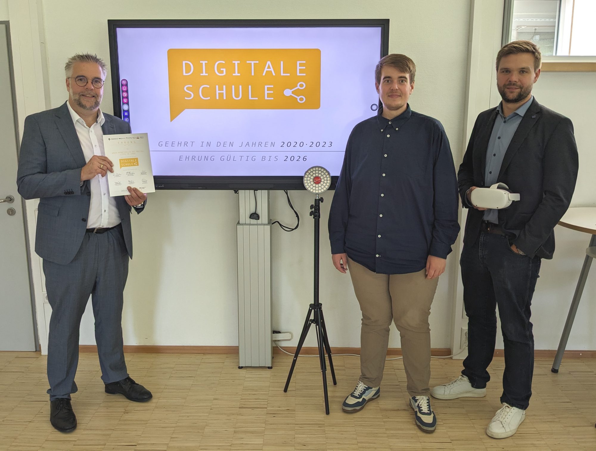 (v. l. n. r.): Heiko Jucks (Schulleiter), Max Goldstein (Digitalisierungsbeauftragter), Marcel Mrotzek (zuständig für die erstmalige Zertifizierung im Jahr 2020) (Foto: HANSE-Berufskolleg)
