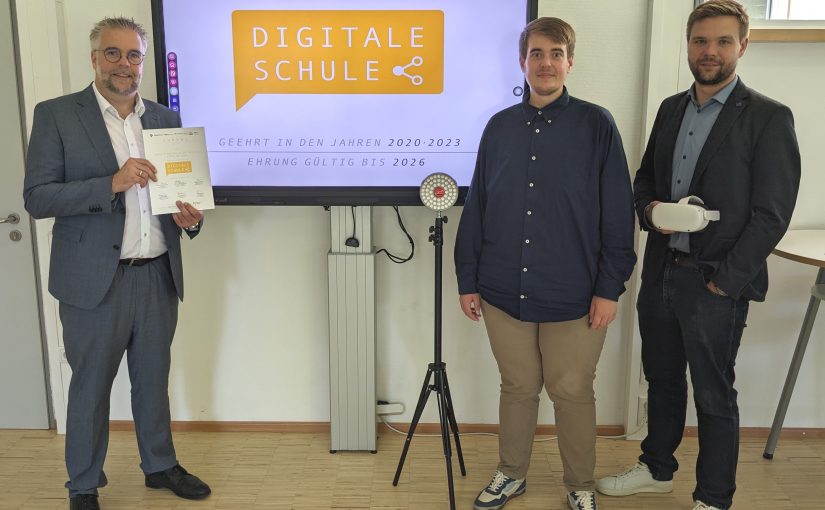 (v. l. n. r.): Heiko Jucks (Schulleiter), Max Goldstein (Digitalisierungsbeauftragter), Marcel Mrotzek (zuständig für die erstmalige Zertifizierung im Jahr 2020) (Foto: HANSE-Berufskolleg)