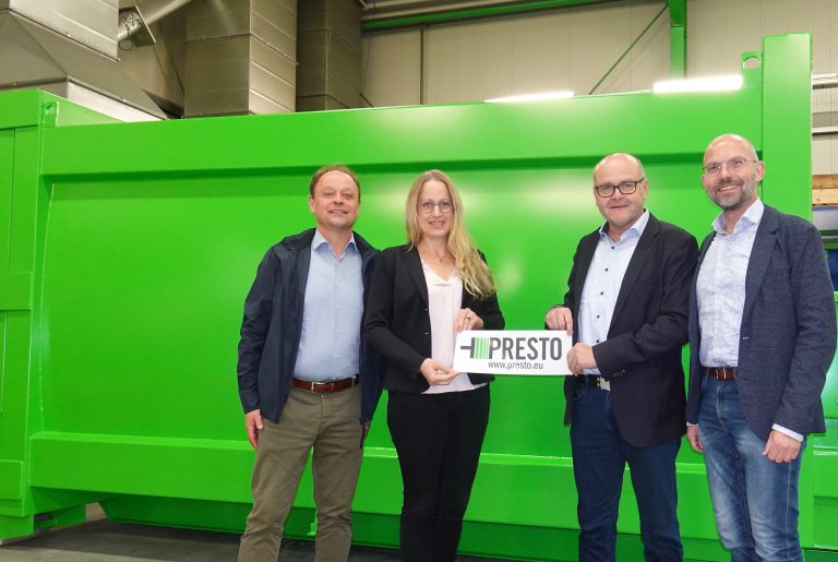 Der stellvertretender Bürgermeister Bad Laer, Stefan Kleine-Wechelmann (v.li.), Landrätin Anna Kebschull, und WIGOS-Geschäftsführer Peter Vahrenkamp infor-mierten sich bei PRESTO-Geschäftsführer Uwe Frerig (Mitte) über die Kernkompe-tenzen des Unternehmens. (Foto: Sandra Joachim-Meyer)