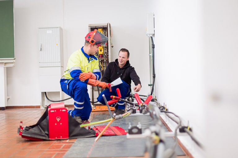 In den Schulungsräumlichkeiten der SWTE Netz sind Kabelschränke und Leitungen installiert. Die Kollegen können dort unter anderem Arbeiten unter Spannung und auch ohne Spannung trainieren. (Foto: Stadtwerke Tecklenburger Land GmbH & Co. KG)