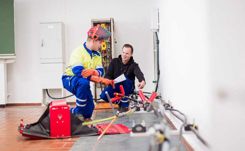 In den Schulungsräumlichkeiten der SWTE Netz sind Kabelschränke und Leitungen installiert. Die Kollegen können dort unter anderem Arbeiten unter Spannung und auch ohne Spannung trainieren. (Foto: Stadtwerke Tecklenburger Land GmbH & Co. KG)