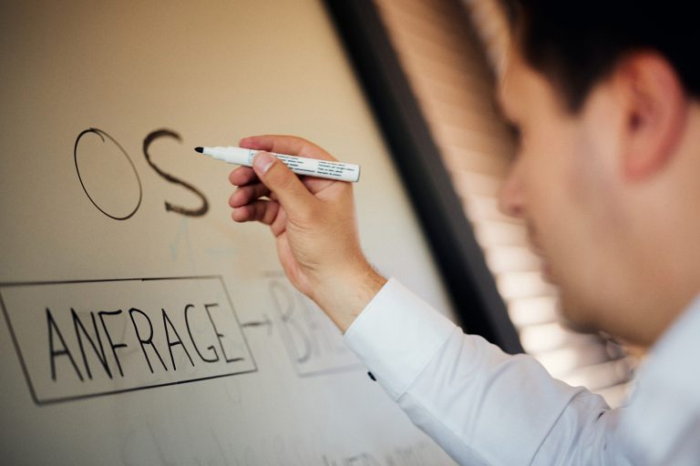 "Os" arbeitet gesprächsbasiert und wird in einen Chatroom integriert. (Foto: P. Pollmeier/HSBI)