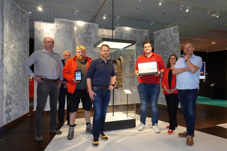 Thomas Schlüter, Geschäftsführer IT-Service MEDATA (v.li), Hans Hallitzky, IO-NOS Karlsruhe, Grabungsleiter Marc Rappe, André Schulenberg, WIGOS-UnternehmensService, Keano Neumann, IT-Service MEDATA, Yvonne Schlüter, Geschäftsführerin IT-Service MEDATA und Dr. Stefan Burmeister, Geschäftsführer Varusschlacht im Osnabrücker Land, stellten ARCHAEONOTES jetzt vor. (Foto: Sandra Joachim-Meyer)