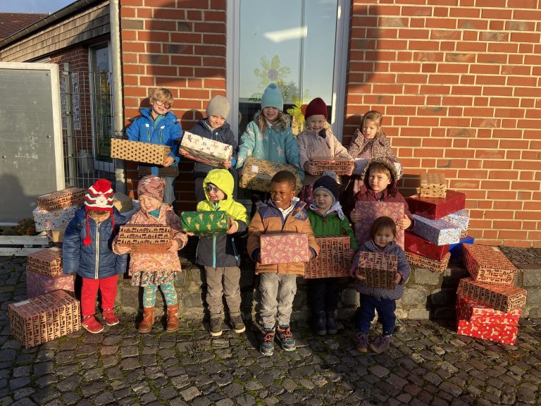 Insgesamt 75 Weihnachtspakete haben die Kinder der KiTa Zappelkiste zusammen mit der Mitarbeiterschaft von WESSLING in diesem Jahr gesammelt. (Foto: KiTa Zappelkiste)