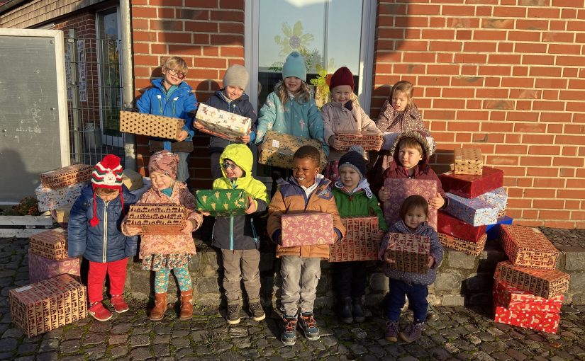 Insgesamt 75 Weihnachtspakete haben die Kinder der KiTa Zappelkiste zusammen mit der Mitarbeiterschaft von WESSLING in diesem Jahr gesammelt. (Foto: KiTa Zappelkiste)