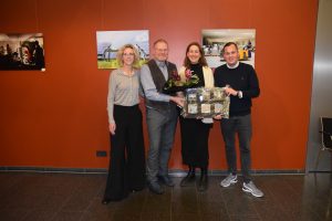 Thomas Sprehe (2.v.l.) und Daniel Beermann aus dem ShareXperience-Organisationsteam bedanken sich bei Anja Schulte (2.v.r.) für ihre sechsjährige Tätigkeit beim Erfolgsprogramm der Wirtschaftsjunioren Paderborn+Höxter. Mit Kerstin Stamm steht die Nachfolgerin bereits fest. (Foto: WJ PB+HX)