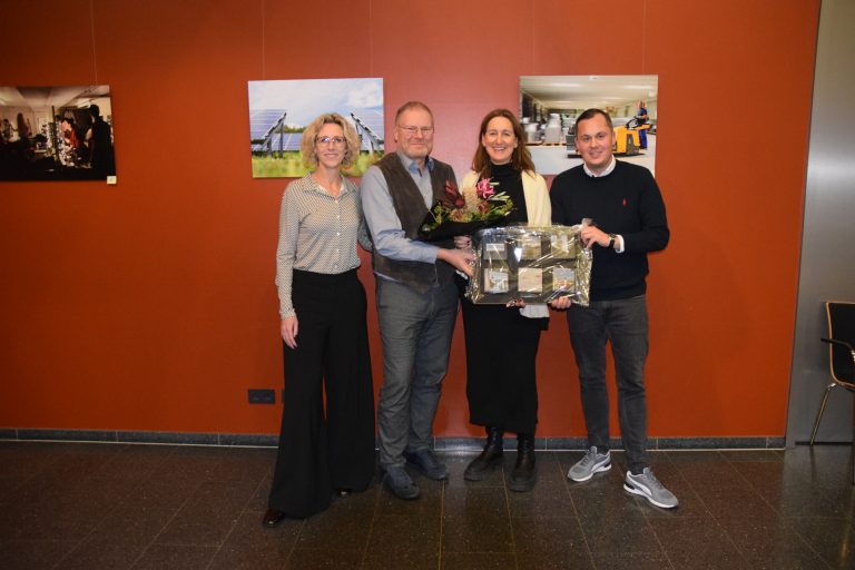 Thomas Sprehe (2.v.l.) und Daniel Beermann aus dem ShareXperience-Organisationsteam bedanken sich bei Anja Schulte (2.v.r.) für ihre sechsjährige Tätigkeit beim Erfolgsprogramm der Wirtschaftsjunioren Paderborn+Höxter. Mit Kerstin Stamm steht die Nachfolgerin bereits fest. (Foto: WJ PB+HX)