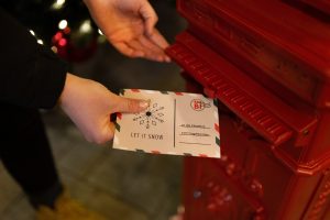 Wunschzettel ans Christkind: Am Spindelbrunnen an der Bahnhofstraße (Stand: „Der Winzer“) gibt es kostenlose Postkarten. Jede Karte, die bis einschließlich 17. Dezember im roten Briefkasten neben dem Stand landet, wird zum Christkind nach Engelskirchen geschickt. (Foto: Bielefeld Marketing/ Mia Strecker)