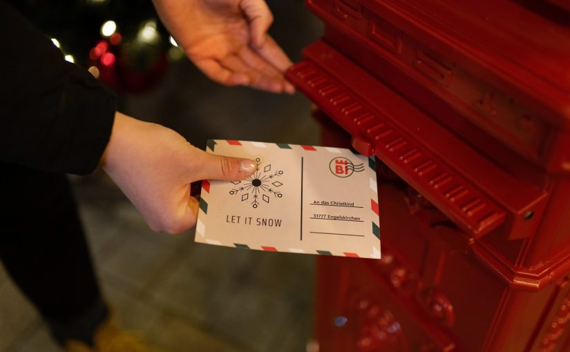 Wunschzettel ans Christkind: Am Spindelbrunnen an der Bahnhofstraße (Stand: „Der Winzer“) gibt es kostenlose Postkarten. Jede Karte, die bis einschließlich 17. Dezember im roten Briefkasten neben dem Stand landet, wird zum Christkind nach Engelskirchen geschickt. (Foto: Bielefeld Marketing/ Mia Strecker)