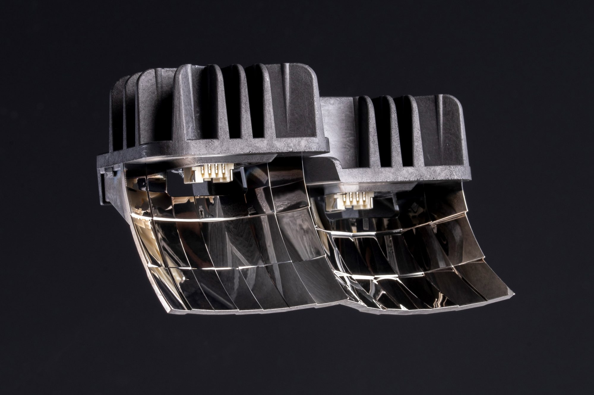 Das neuartige 2K-Abblendlichtmodul ist das Ergebnis eines hochintegrativen Fertigungsverfahrens mit variothermer technotrans-Temperierung. (Foto: Covestro AG)