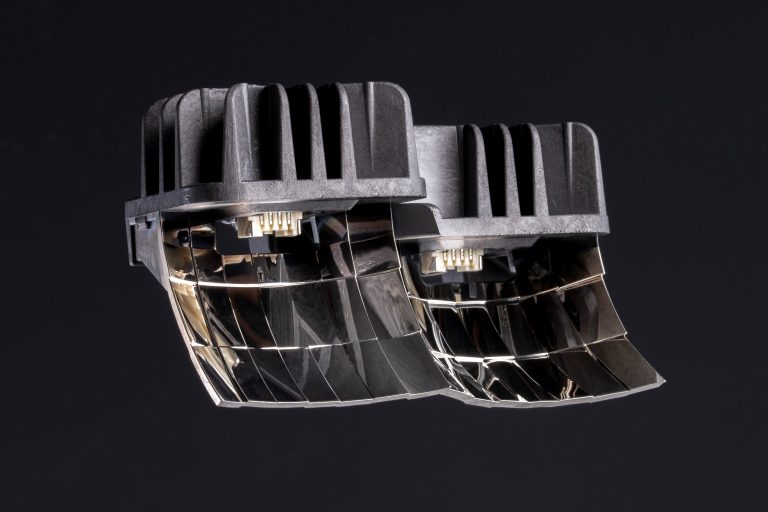 Das neuartige 2K-Abblendlichtmodul ist das Ergebnis eines hochintegrativen Fertigungsverfahrens mit variothermer technotrans-Temperierung. (Foto: Covestro AG)