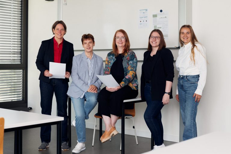 Das Projektteam (von links): Prof. Dr. Änne-Dörte Latteck, Prof. Dr. Christa Büker, Stephanie Wiens, Karina Ilskens und Nele Buschsieweke vom Fachbereich Gesundheit der HSBI. (Foto: P. Pollmeier/HSBI)