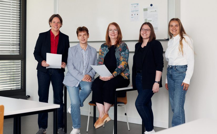 Das Projektteam (von links): Prof. Dr. Änne-Dörte Latteck, Prof. Dr. Christa Büker, Stephanie Wiens, Karina Ilskens und Nele Buschsieweke vom Fachbereich Gesundheit der HSBI. (Foto: P. Pollmeier/HSBI)