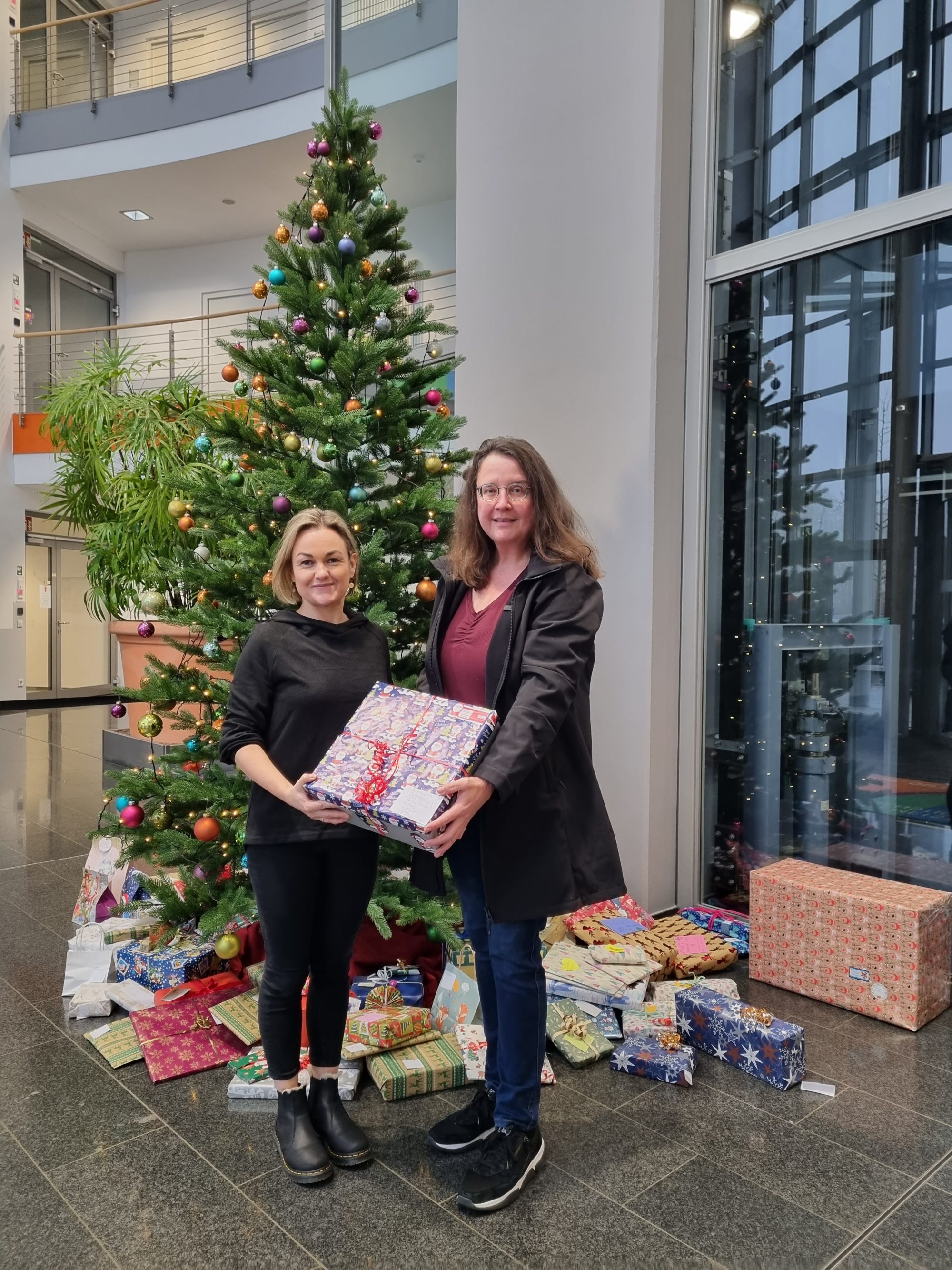 (v. l.) Josephin Ulrich (Leiterin Stab Presse- und Öffentlichkeitsarbeit der BKK GILDEMEISTER SEIDENSTICKER) und Heike Sommerkamp (Leiterin Öffentlichkeitsarbeit und Fundraising des Westälischen Kinderdorfs Lipperland) bei der Geschenkübergabe (Foto: BKK GILDEMEISTER SEIDENSTICKER)
