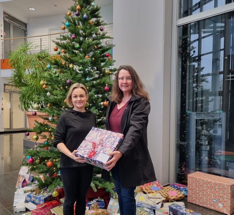(v. l.) Josephin Ulrich (Leiterin Stab Presse- und Öffentlichkeitsarbeit der BKK GILDEMEISTER SEIDENSTICKER) und Heike Sommerkamp (Leiterin Öffentlichkeitsarbeit und Fundraising des Westälischen Kinderdorfs Lipperland) bei der Geschenkübergabe (Foto: BKK GILDEMEISTER SEIDENSTICKER)