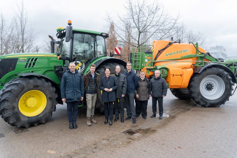TH-OWL-Präsident Professor Dr. Jürgen Krahl (v.l.), Lukas Hartmann (Precision Farming Manager der Firma Schafmeister Agrar), Ministerin Silke Gorißen, Professor Dr. Burkhard Wrenger, Professor Dr. Ralf Hesse, Ulrike Busch (NRW-Landwirtschaftsministerium) und Professor Dr. Thomas Schulte trafen sich zum Gedankenaustausch auf dem Innovation Campus in Lemgo. (Foto: TH OWL)