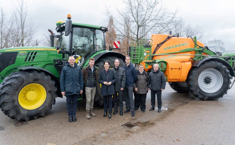 TH-OWL-Präsident Professor Dr. Jürgen Krahl (v.l.), Lukas Hartmann (Precision Farming Manager der Firma Schafmeister Agrar), Ministerin Silke Gorißen, Professor Dr. Burkhard Wrenger, Professor Dr. Ralf Hesse, Ulrike Busch (NRW-Landwirtschaftsministerium) und Professor Dr. Thomas Schulte trafen sich zum Gedankenaustausch auf dem Innovation Campus in Lemgo. (Foto: TH OWL)