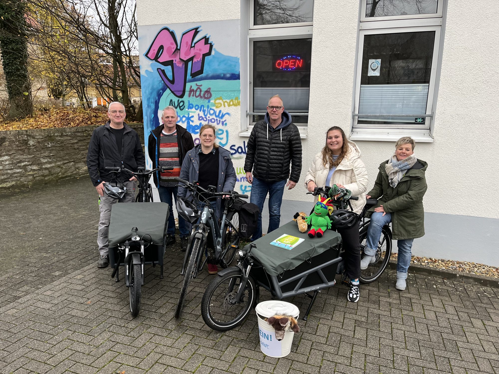 Freuen sich über den Zuwachs an E-Lastenrädern (v. l.): Andreas Salmen und Josef Salmen (beide Hausmeister-Team, Stadt Büren), Mareike Donay (Stadtmarketing Büren), Torsten Hieke (Radhaus Büren), Leah Grewe und Anja Schwamborn (beide Jugendpflege/Schulsozialarbeit Büren). (Foto: Stadt Büren)