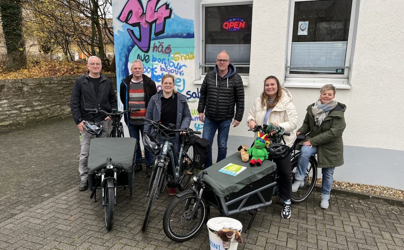 Freuen sich über den Zuwachs an E-Lastenrädern (v. l.): Andreas Salmen und Josef Salmen (beide Hausmeister-Team, Stadt Büren), Mareike Donay (Stadtmarketing Büren), Torsten Hieke (Radhaus Büren), Leah Grewe und Anja Schwamborn (beide Jugendpflege/Schulsozialarbeit Büren). (Foto: Stadt Büren)